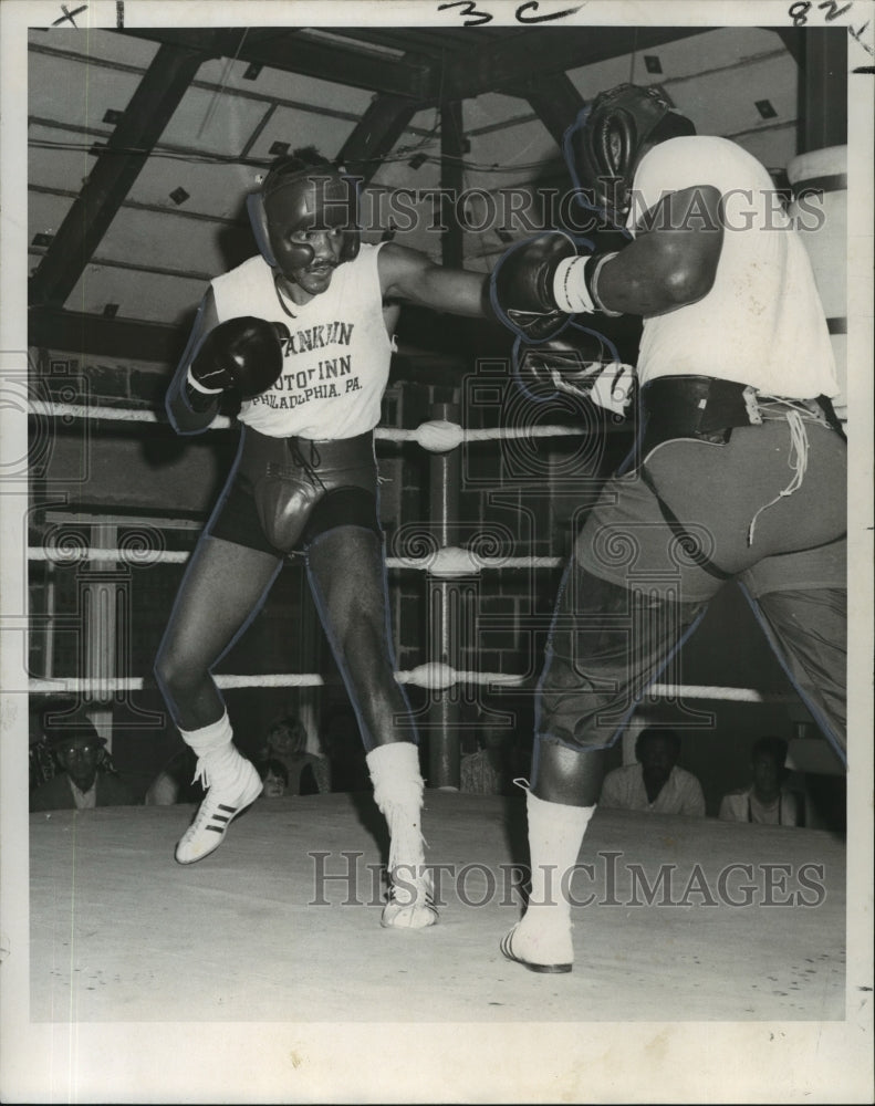 1972 Press Photo Ray Anderson spars with Joe Frazier, training for championship.- Historic Images