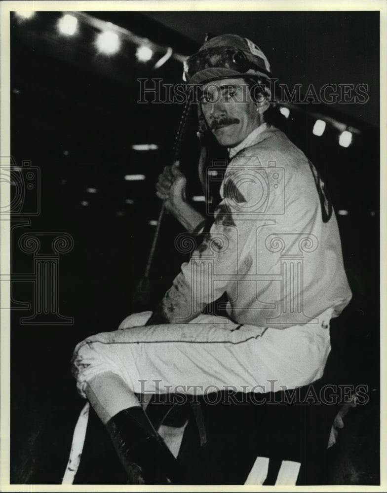 1986 Press Photo Horse racing - Jockey Ronald Ardon after winning on Lemhi Love- Historic Images