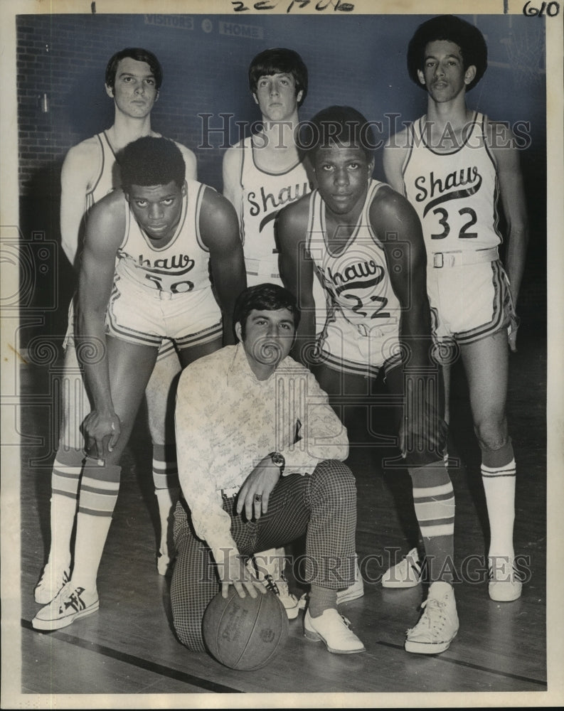 1972 Press Photo Basketball - Coach Dave Andignac with Shaw Eagles players- Historic Images