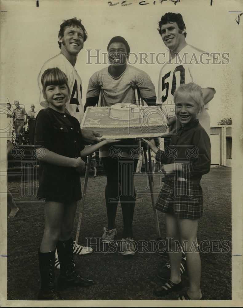 1971 Press Photo Football - Turnbullettes presented cake to Saints&#39; tri-captains- Historic Images