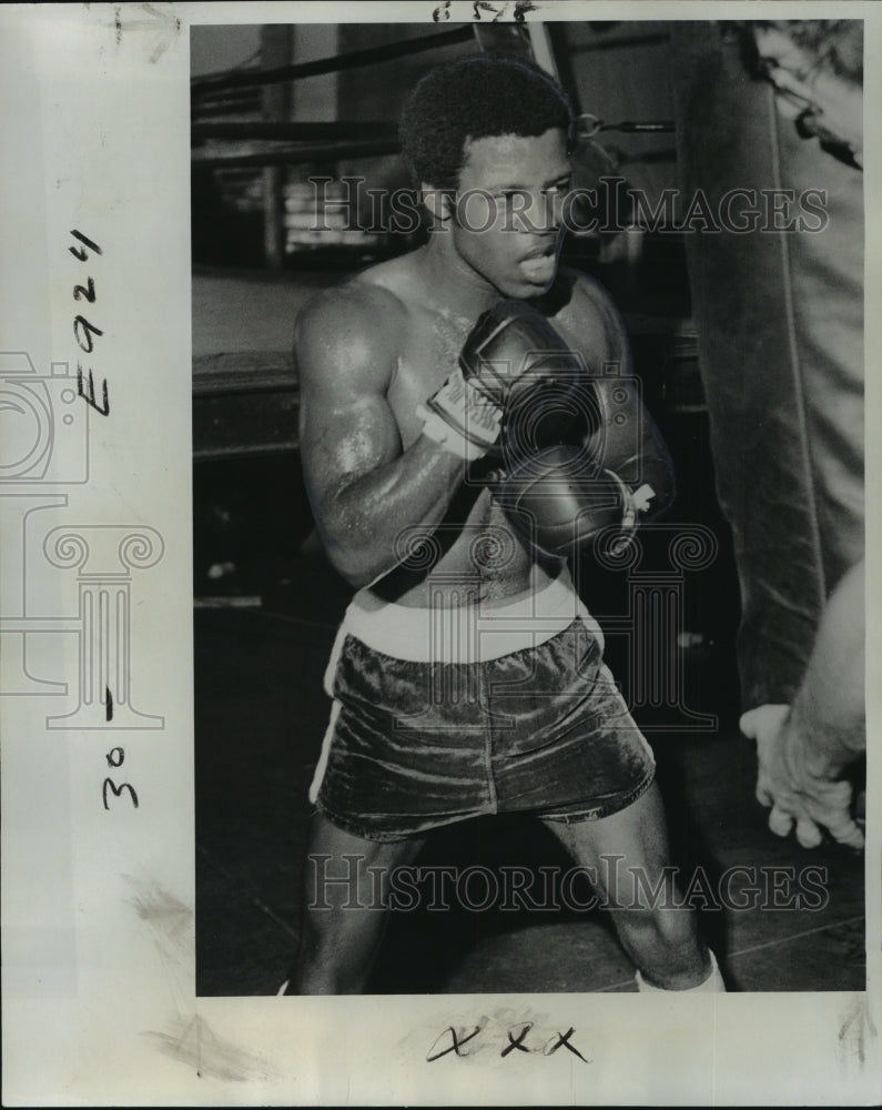 1977 Press Photo Boxer Warren Matthews Practices on Bag - nos02251- Historic Images