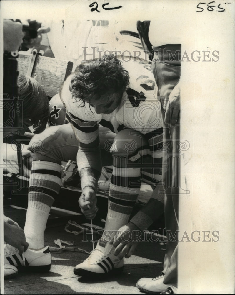 1972 Press Photo New Orleans Saints Football Player Danny Abramowicz Ties Cleats- Historic Images