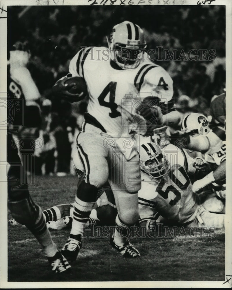 1970 Press Photo Charles Alexander, number 4, carries the ball. - nos02283- Historic Images