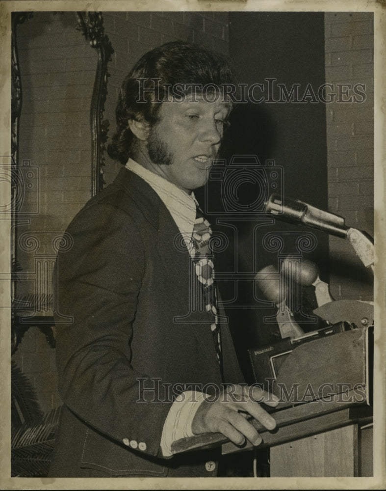 1973 Press Photo Football Player Danny Abramowicz Speaking at Podium - nos02307- Historic Images