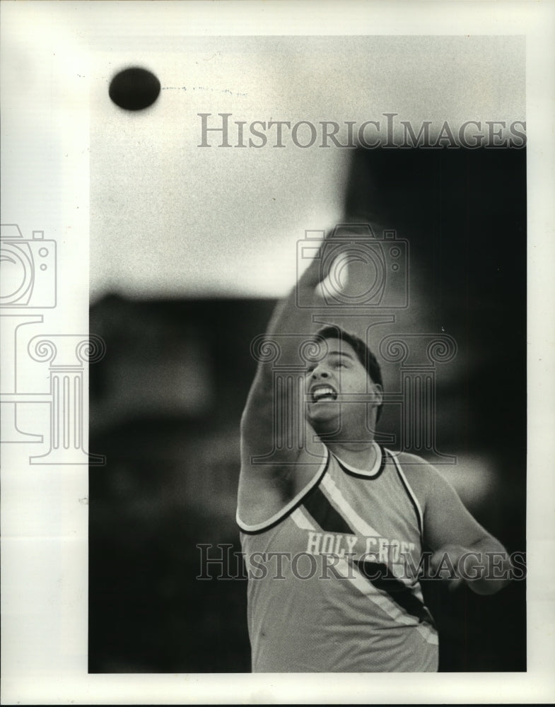 1986 Press Photo Steve Algero in the shotput event in Invitational Track Meet.- Historic Images