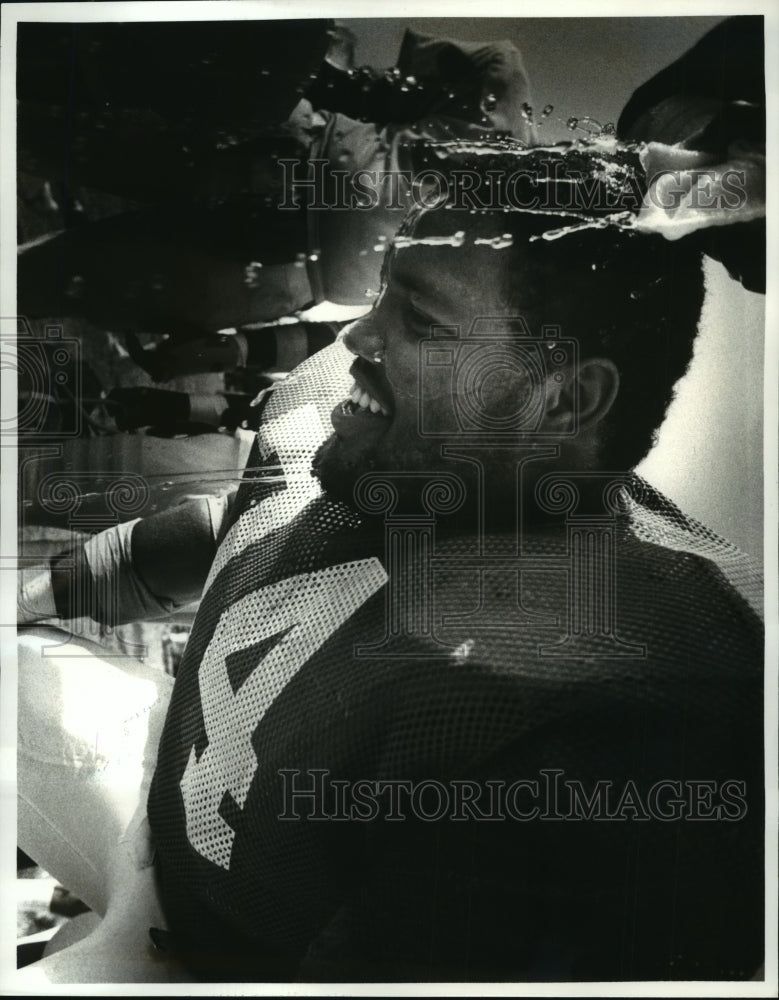 1982 Press Photo Michael Alfred, gets cooled down with a wet towel shower.- Historic Images