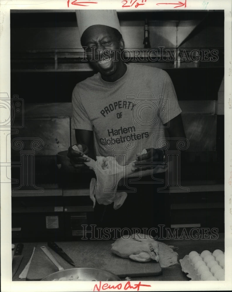 1985 Press Photo Geese Ausbie, Harlem Globetrotters Basketball Player Cooking- Historic Images