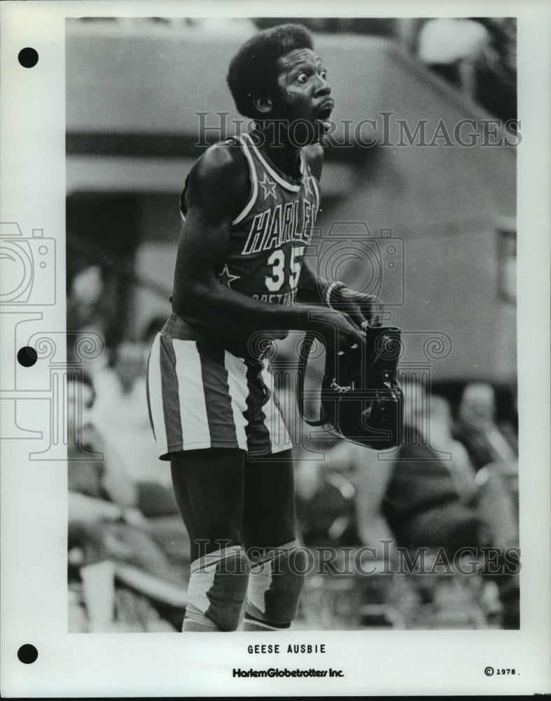 1978 Press Photo Geese Ausbie, Harlem Globetrotters Basketball Player with Purse- Historic Images