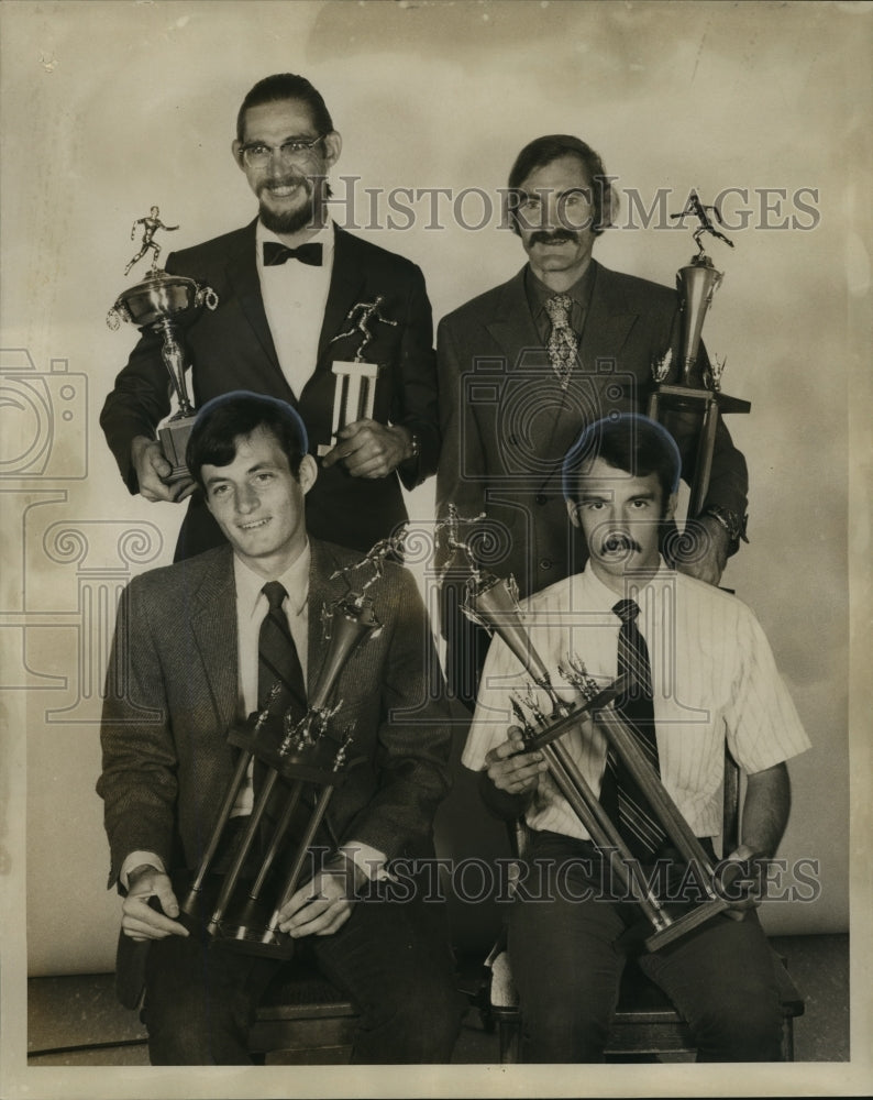 1970 Press Photo Taylor Altman and Other Galveston Marathon Runners with Trophy- Historic Images