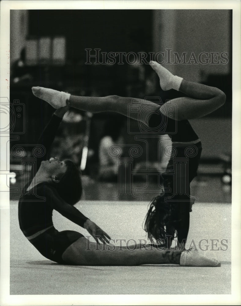 1985 Press Photo Aurora Acrogymnastocs Team Members at Bonnabel High School- Historic Images