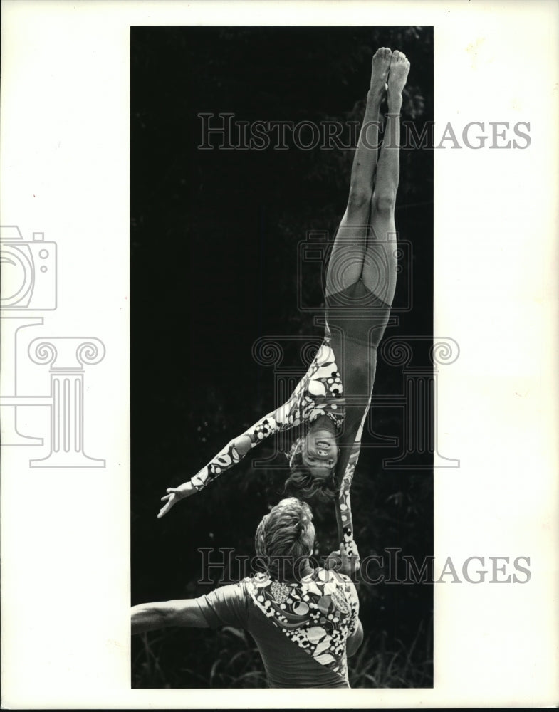 1986 Press Photo Gymnast Albert &quot;Sonny&quot; Brown III at Acrogymnastics Routine- Historic Images