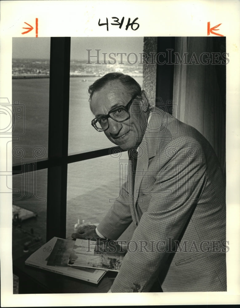 1986 Press Photo Eddie Arcare, Hall of Fame Jockey at Hilton Hotel Suite- Historic Images