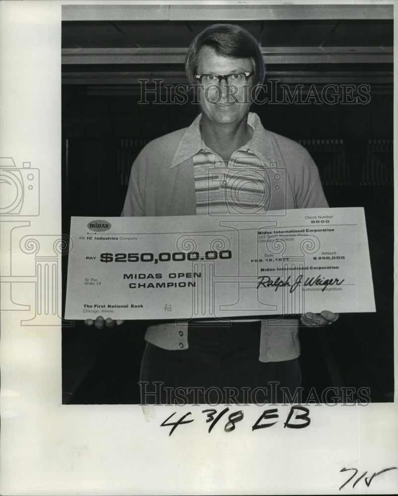 1977 Press Photo Bowler Earl Anthony with Midas Open Champion Check - nos02811- Historic Images