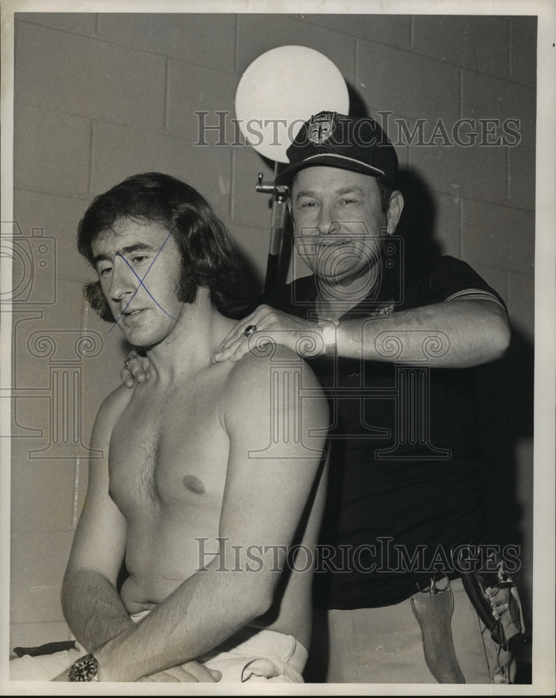 1971 Press Photo Warren Ariail, New Orleans Saints Football Trainer with Player- Historic Images