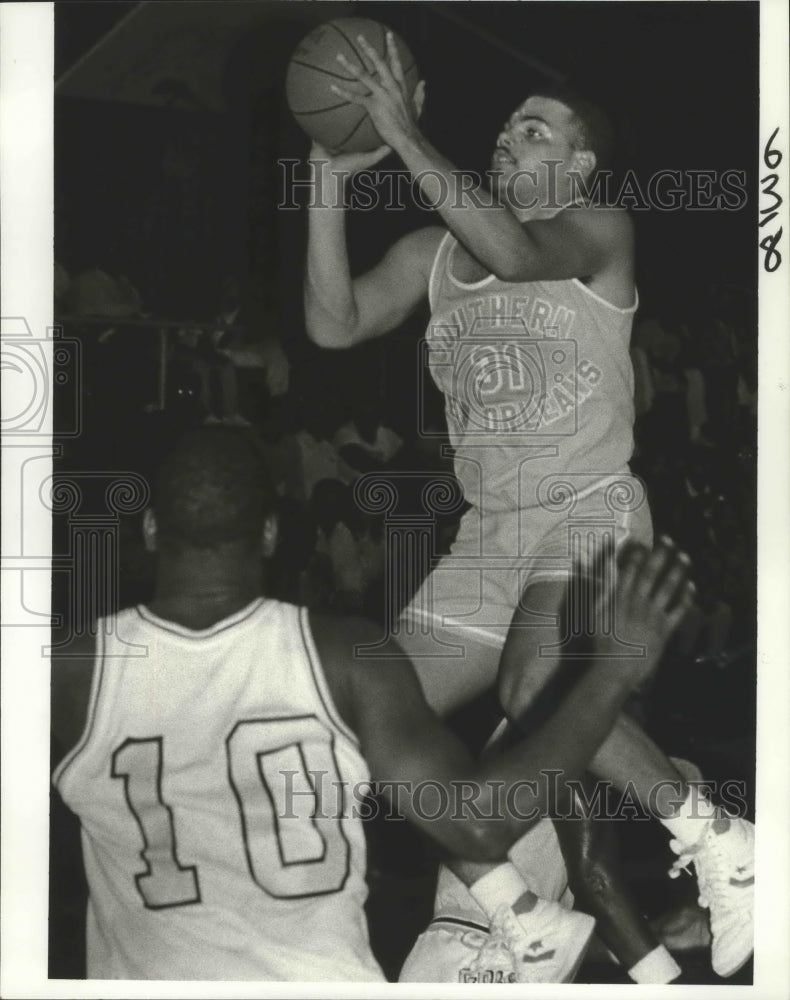 1986 Press Photo Basketball- SUNO&#39;s Wayne Knight Jumps Over Xavier&#39;s Kenny Loyd- Historic Images