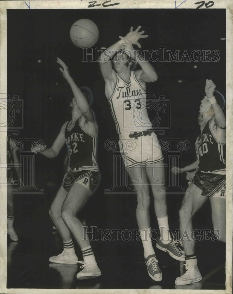 1972 Press Photo Tulane Basketball Action Ken Bastian &amp; Roanoke&#39;s Everett Hurst- Historic Images