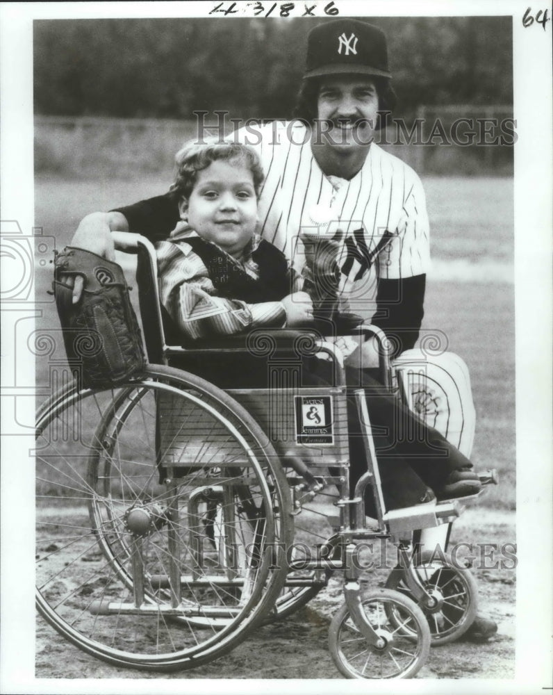 1979 Press Photo New York Yankees Ron Guidry with Easter Seal Child Bobby Barr- Historic Images