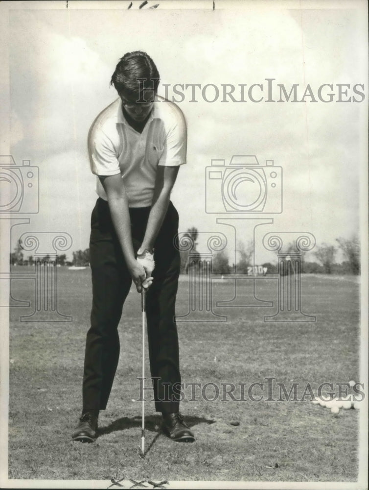 1967 Press Photo Golf - Frank Beard Practicing with his Iron Club - nos02935- Historic Images