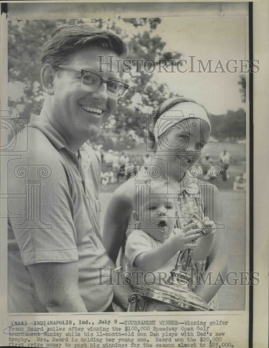 1967 Press Photo Golf - Frank Beard with Wife & Soon Wins $100,000 Speedway Open- Historic Images