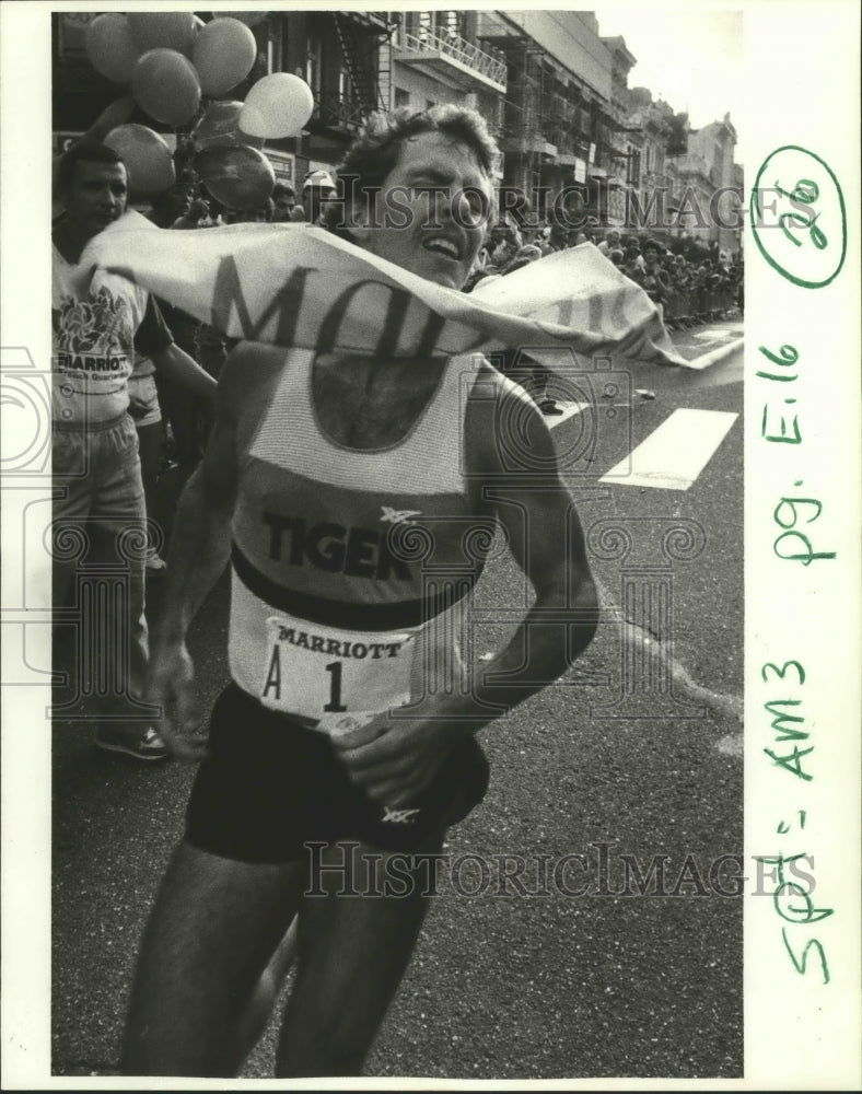 1984 Press Photo Runner Bobby Beck Breaks Ribbon in Elite Canal Street Mile Race- Historic Images