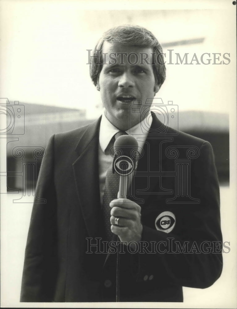 1983 Press Photo Sportscaster Gary Bender Reporting - nos03028- Historic Images