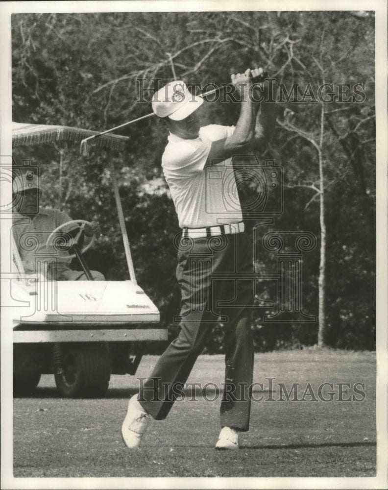 1974 Press Photo Golf - Mickey Bellande Swings Club at Metairie Country Club- Historic Images