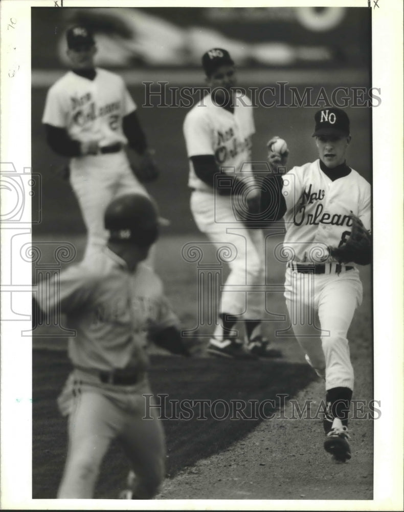 1990 Press Photo UNO Baseball&#39;s Glenn Osinksi Runs to NC Stae Robbie Bark- Historic Images