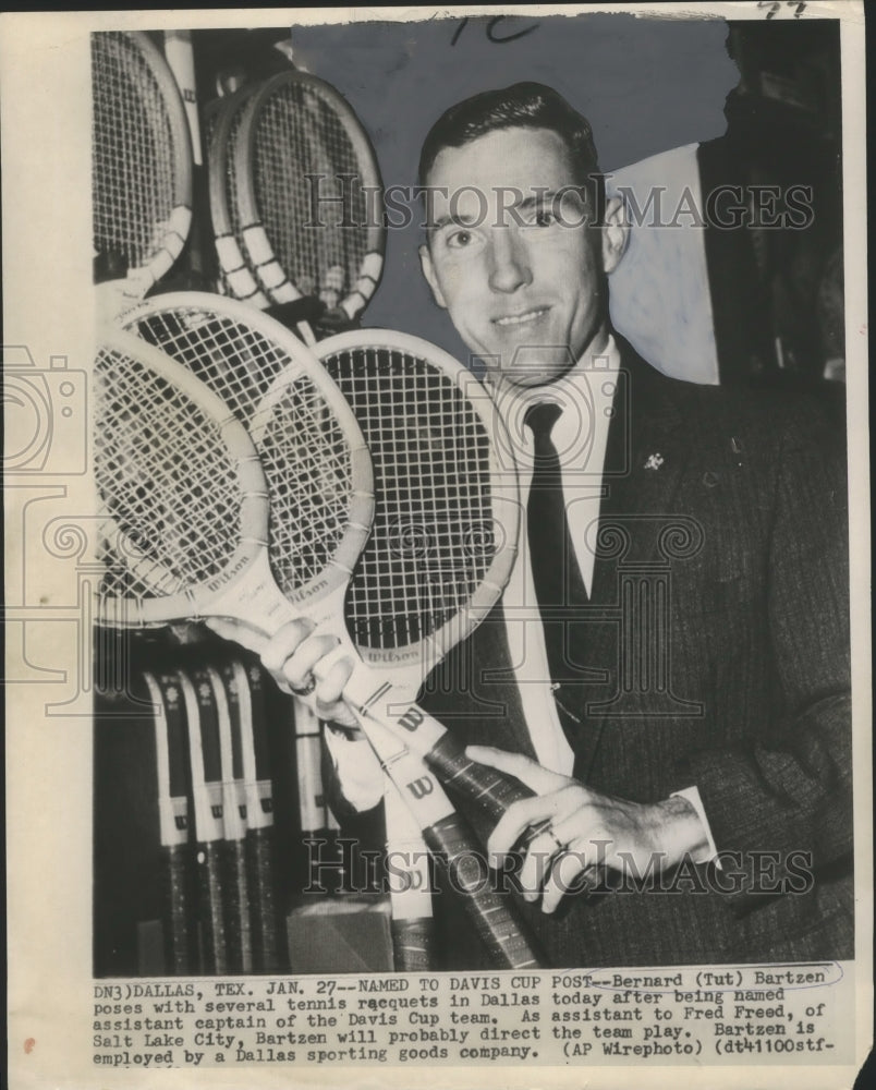 1972 Press Photo Tennis - Bernard Tut Bartzen Poses with Tennis Racquets- Historic Images