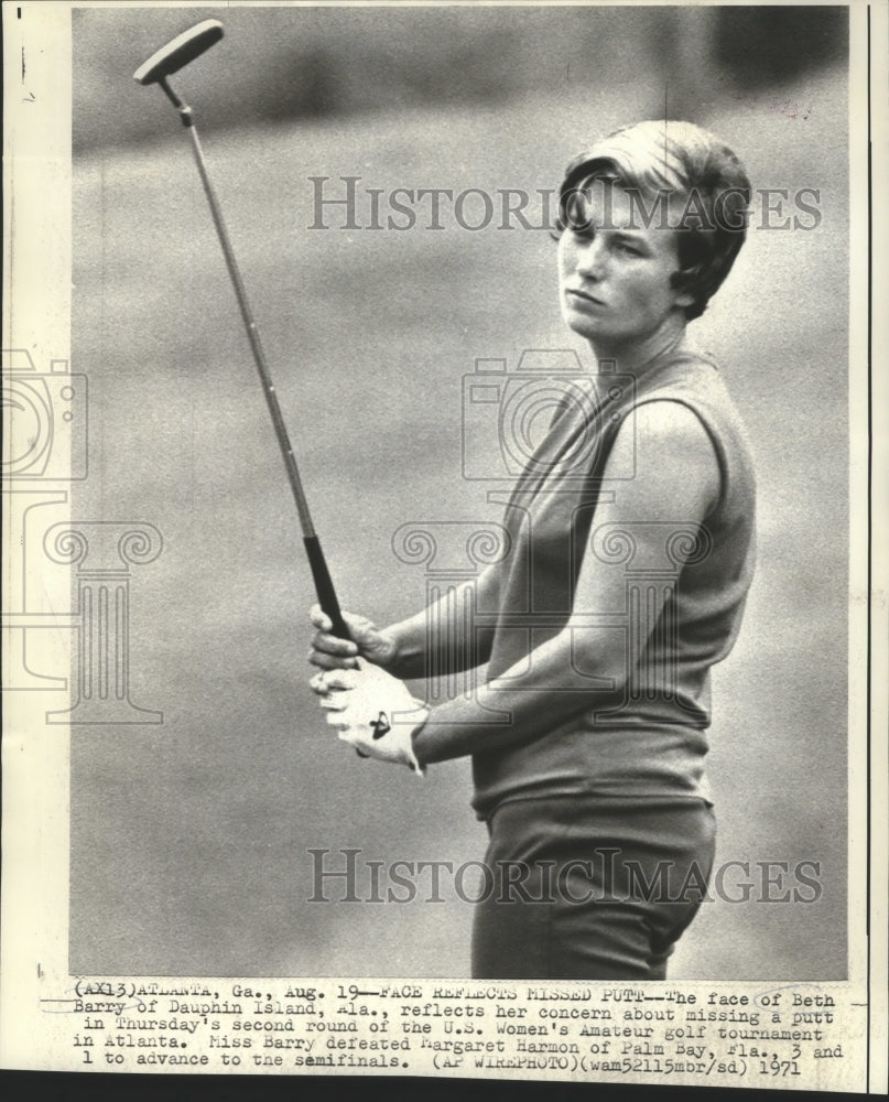 1971 Press Photo Beth Barry Misses Putt in U.S. Women&#39;s Amateur Golf Tournament- Historic Images