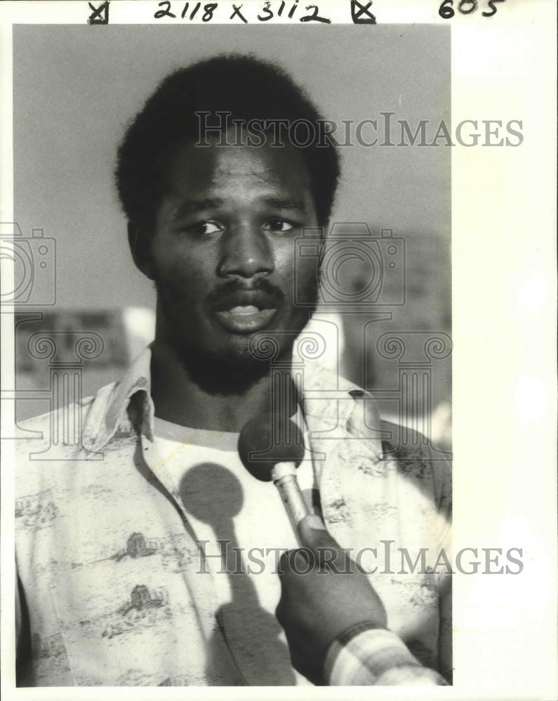 1981 Press Photo Boxing - Ernie Barr Being Interviewed - nos03120- Historic Images