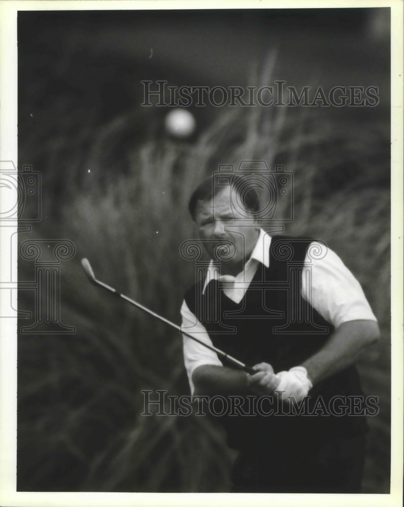 1995 Press Photo Golf - Leader Dave Barr Chips Onto 7th Green at USF&amp;G- Historic Images