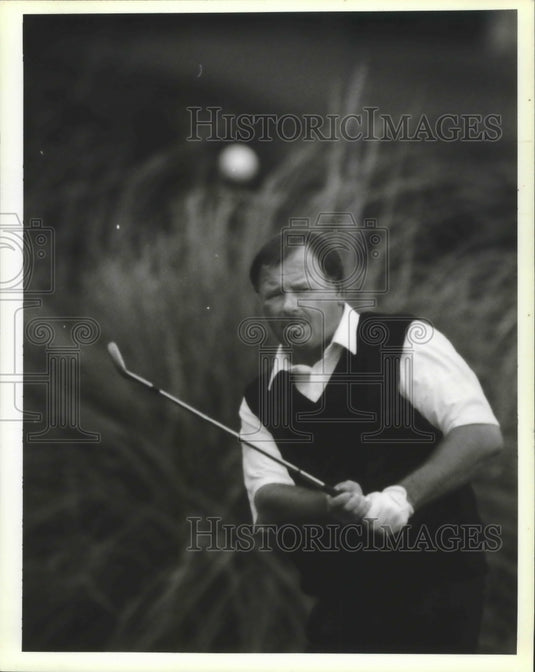 1995 Press Photo Golf - Leader Dave Barr Chips Onto 7th Green at USF&G- Historic Images