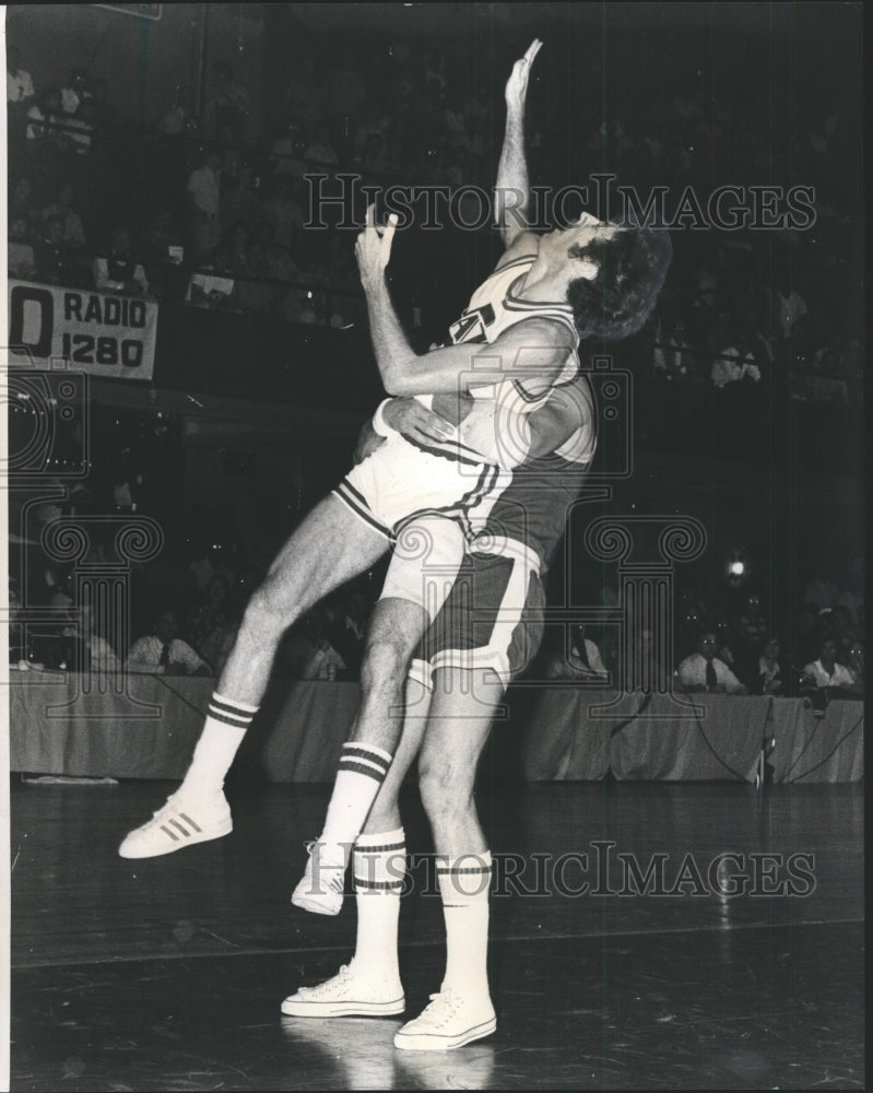 1974 Press Photo New Orleans Jazz Player Jim Barnett Hugged by Opponent- Historic Images