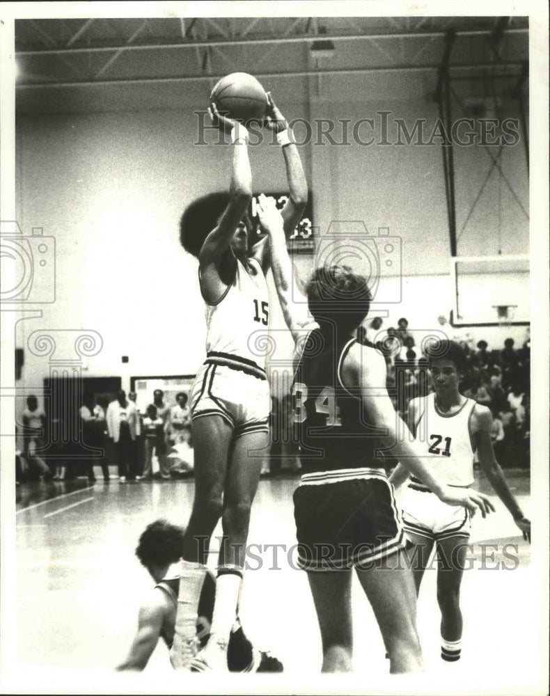 Load image into Gallery viewer, 1979 Press Photo Basketball St. Augustine's Cedric Bailey Goes for Jumper
