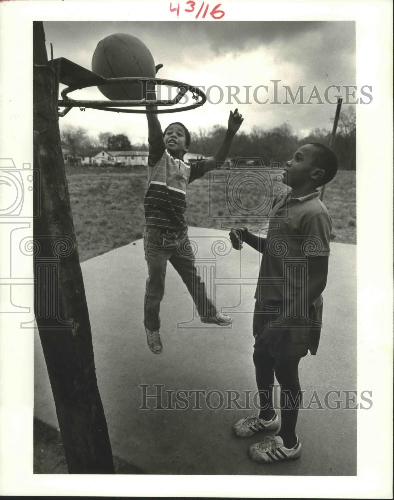 1986 Press Photo New Orleans- Lance Espadron &amp; Donny Williams Playing Basketball- Historic Images