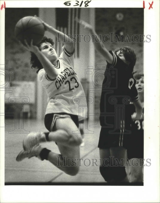1986 Press Photo Basketball Action Between Girls of Chapvelle High & Dominican- Historic Images