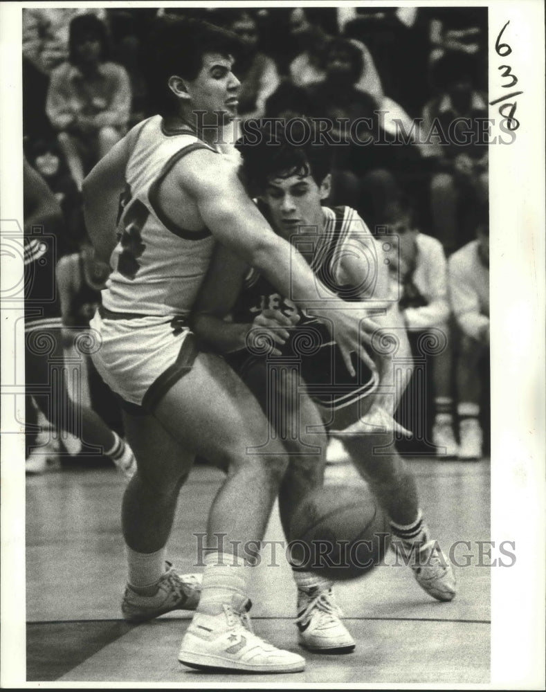 1986 Press Photo Basketball - Jesuit&#39;s Greg Waguespack &amp; Rummel&#39;s Darrin Dares- Historic Images