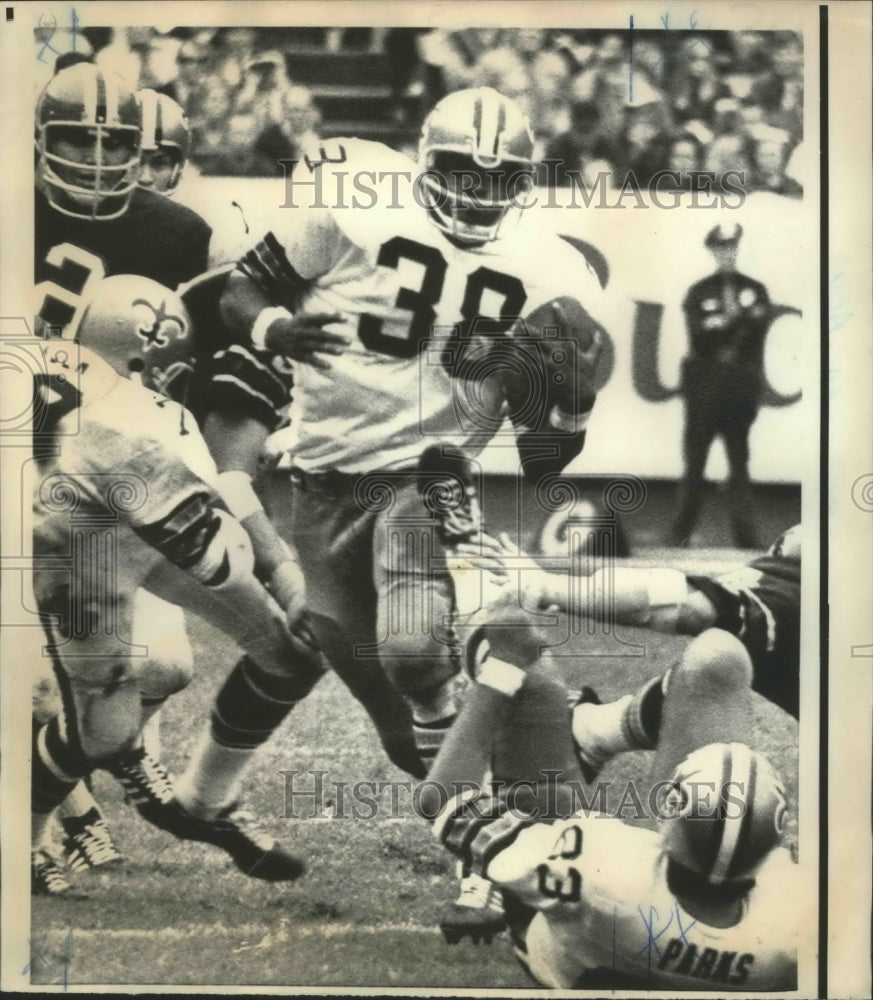 1970 Press Photo New Orleans Saints Tony Baker Weaves Thru Atlanta Defense- Historic Images