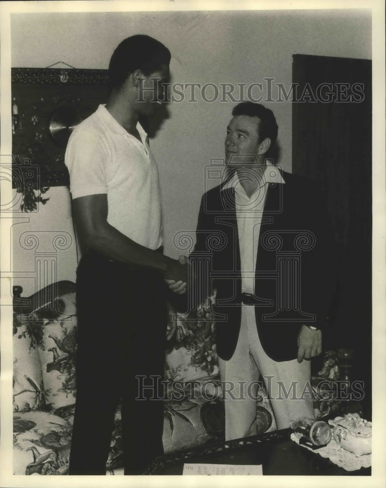 1981 Press Photo Joe Barcelona Shaking Hands with Unidentified Man - nos03276- Historic Images