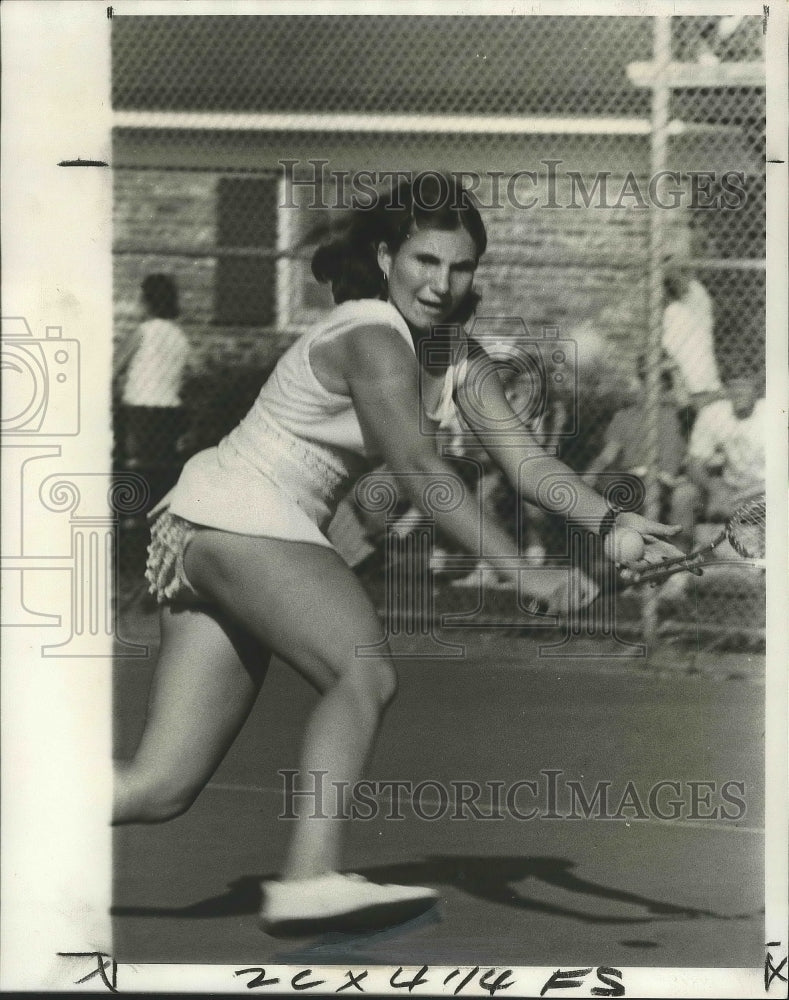 1974 Press Photo Tennis - Netter Lea Antonopolis in Action- Historic Images