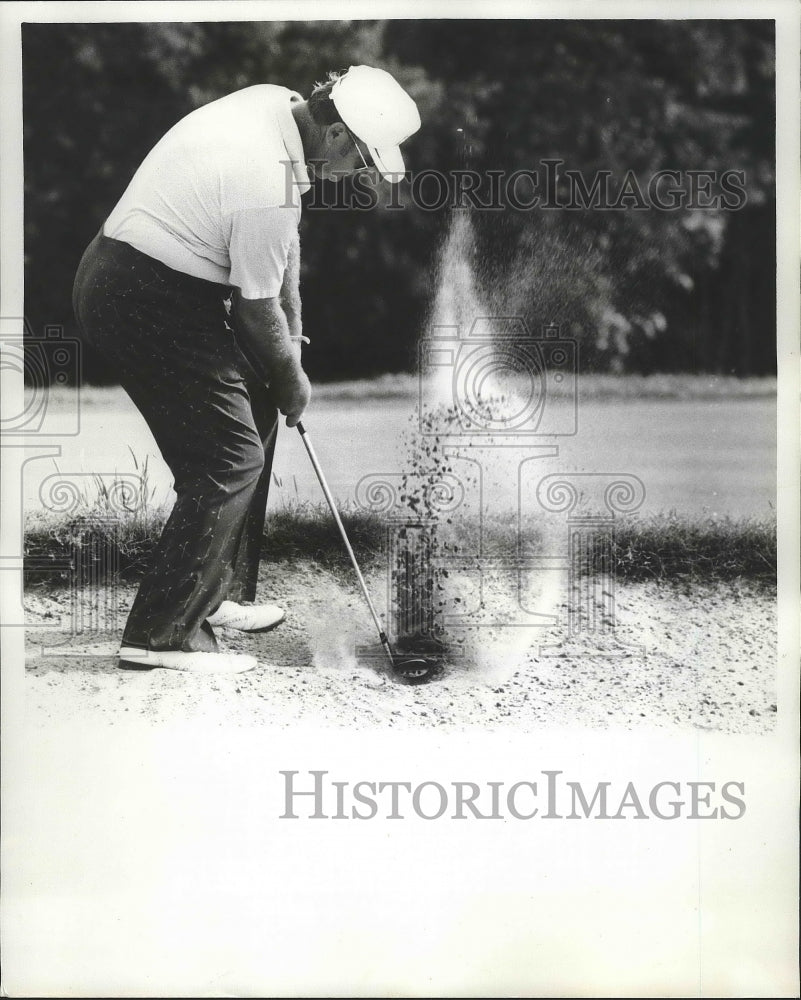 1977 Press Photo Golfer Miller Barber on the Course - nos03433- Historic Images