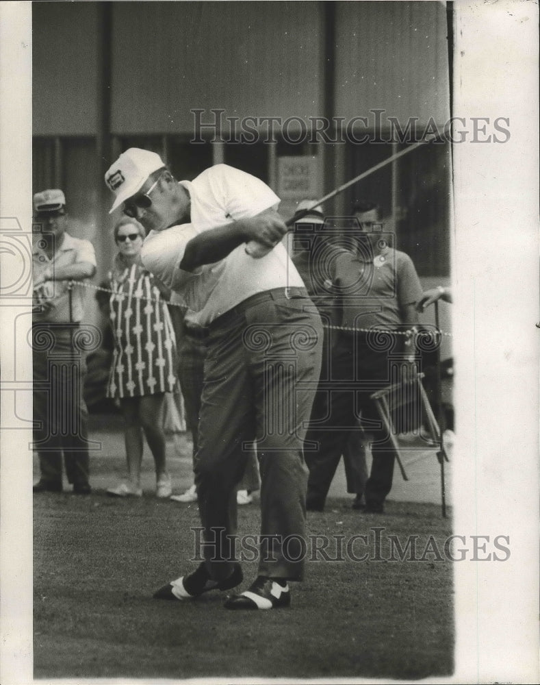 1971 Press Photo Golfer Miller Barber and On Lookers - nos03437- Historic Images