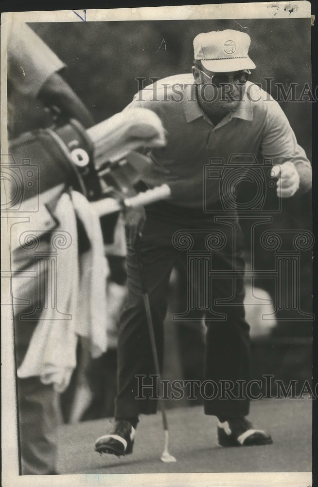 1970 Press Photo Golfer Miller Barber Watches Putt on Golf Course - nos03441- Historic Images