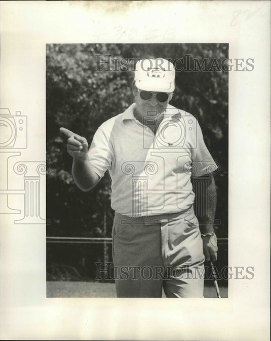 1977 Press Photo Golfer Miller Barber Points on the Course - nos03445- Historic Images