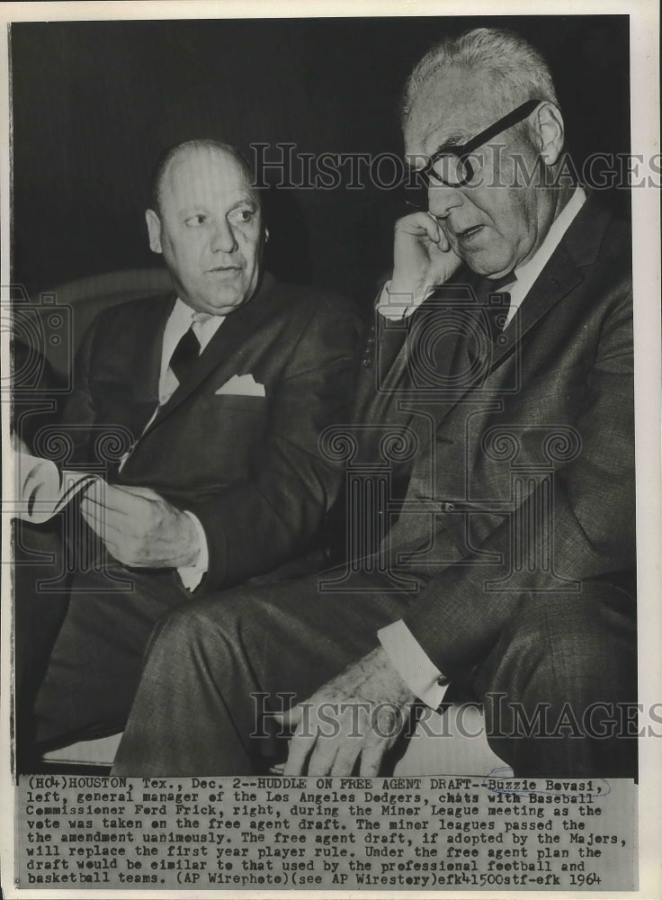 1964 Press Photo Buzzie Bevasi, Los Angeles Dodgers General Manager at Meeting- Historic Images