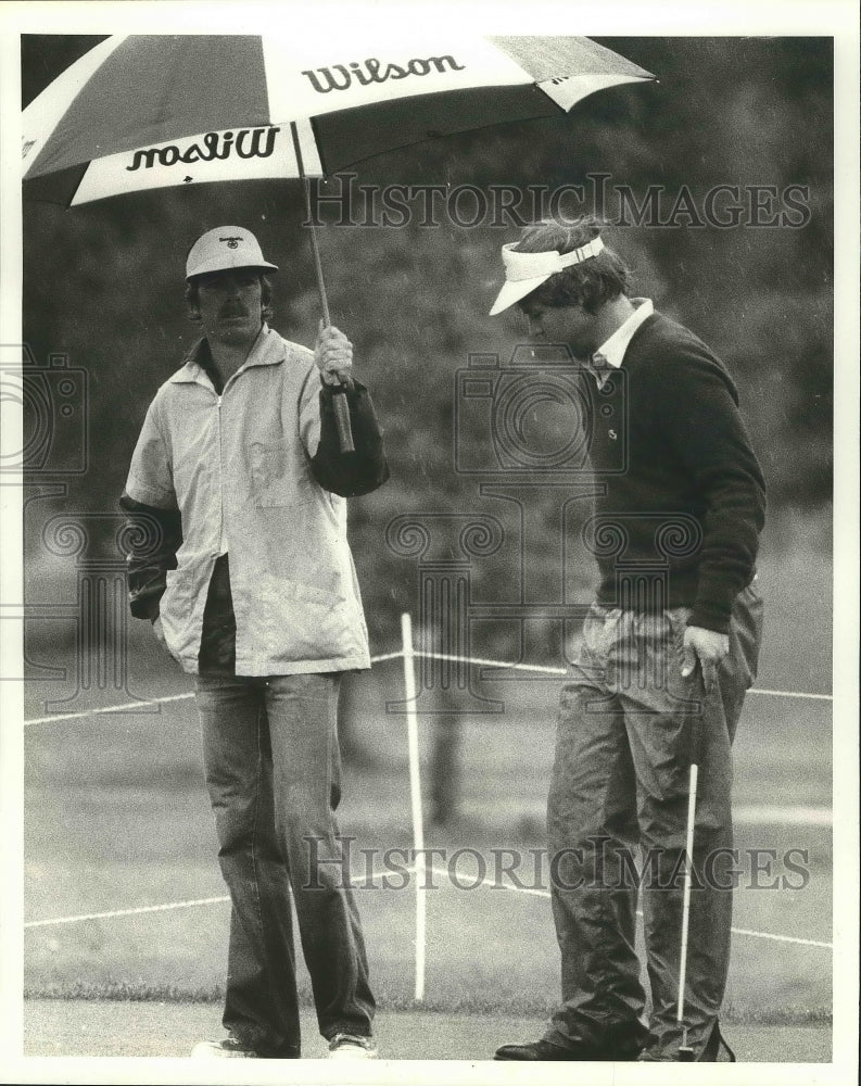 1982 Press Photo Golfer Beau Baugh on the Course in the Rain - nos03558- Historic Images