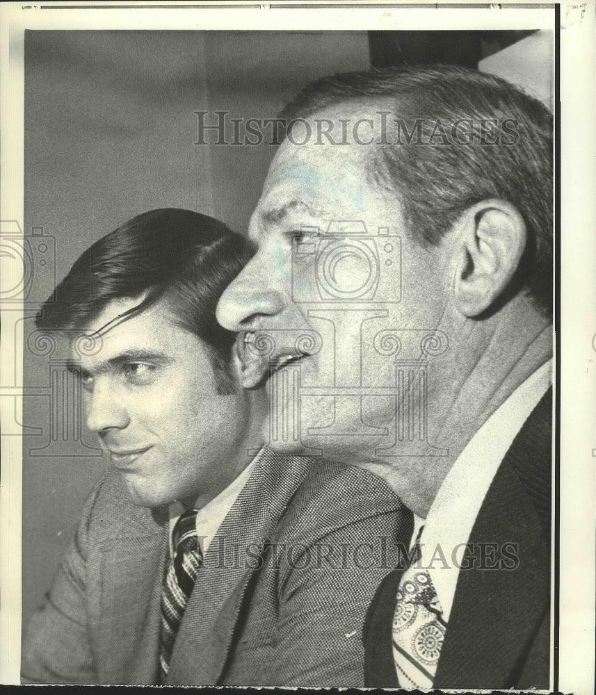 1971 Press Photo Tennessee Bill Battle with Frank Broyles of Arkansas- Historic Images