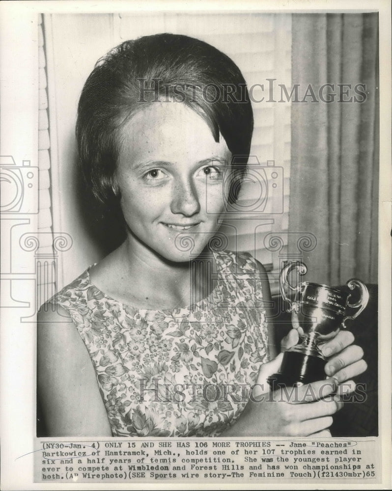 1965 Press Photo Jane &quot;Peaches&quot; Bartkowicz, Tennis Champion holding Trophy- Historic Images