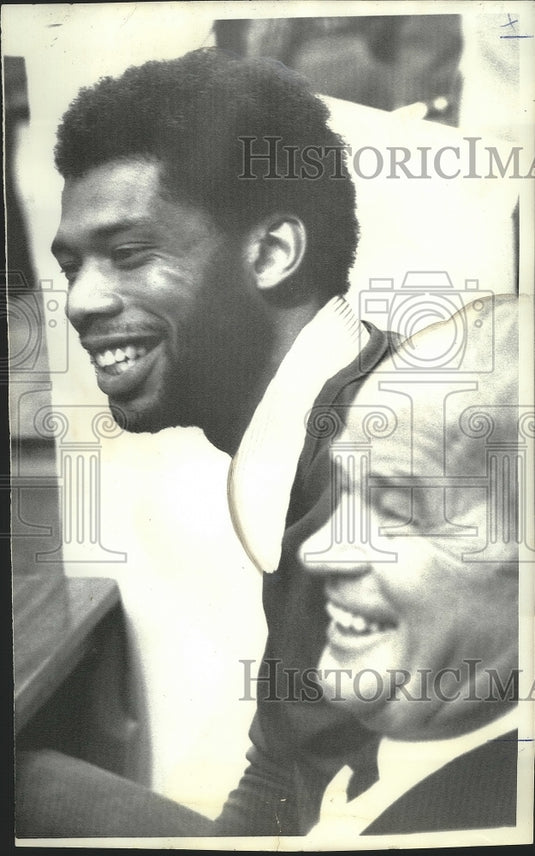 1975 Press Photo Basketball Player Kareem Abdul-Jabbar with Kent Cooke- Historic Images
