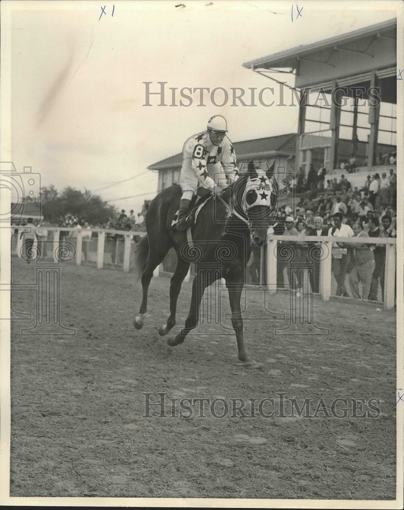 1971 Press Photo Jockey Rides Race Hose Named List at Race with On Lookers- Historic Images